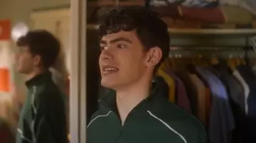 ASOS Design Sweat-shirt oversize demi-zippé avec passepoil en vert foncé porté par Charlie Spring (Joe Locke) comme on le voit dans Heartstopper (S03E06)