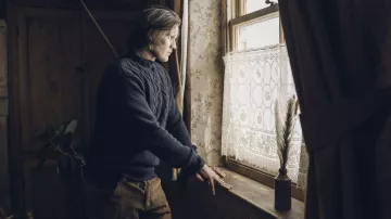 Starve Acre Movie Outfits: Matt Smith wears Cable sweater in navy blue to play Richard