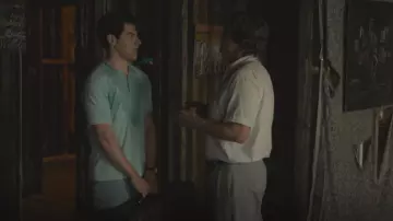 Les looks du film Le Château de verre : David (Max Greenfield) porte un polo Lacoste bleu turquoise