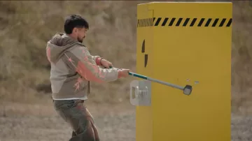 Joyca porte un blouson Davril Supply dans sa vidéo YouTube 10H pour ouvrir le coffre fort le plus sécurisé au monde !