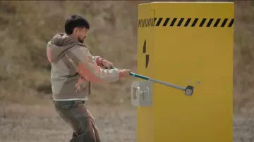 Joyca porte un blouson Davril Supply dans sa vidéo YouTube 10H pour ouvrir le coffre fort le plus sécurisé au monde !