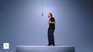Justin Nozuka lleva zapatillas Acne Studios para su actuación musical Chlorine en A COLORS SHOW en YouTube