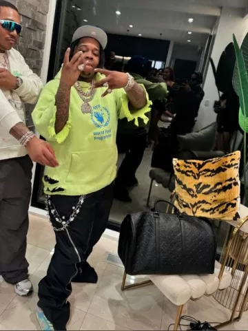 Bolso Louis Vuitton Black Monogram Leather Keepall 50 usado por YTB Fatt en la cuenta de Instagram @ytbfatt