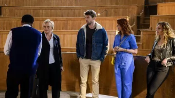 Los looks de la serie Master Crimes: Samuel Cythere (Victor Meutelet) lleva una chaqueta vaquera peluda en el episodio 1 de la temporada 1