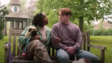 Sudadera con capucha recortada Yogi Fleece de Urban Outfitters usada por Tara Jones (Corinna Brown) como se ve en Heartstopper (T03E07)