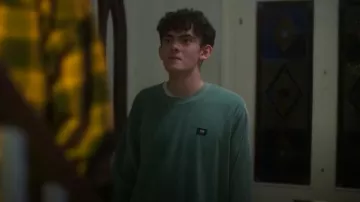 Vans Corduroy Sweatshirt in Green worn by Charlie Spring (Joe Locke) as seen in Heartstopper (S03E08)