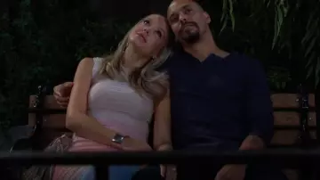 Karen Millen Sunset Ombre Mesh Ruched Jersey Maxi Dress by Abby Newman (Melissa Ordway) comme on le voit dans Les Feux de l’Amour le 17 septembre 2024