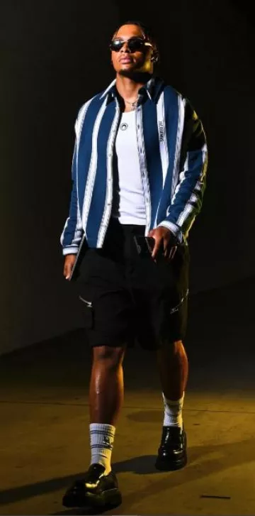 Camisa de papel a rayas azules y blancas de Jacquemus usada por Justin Fields en la cuenta de Instagram @steelers