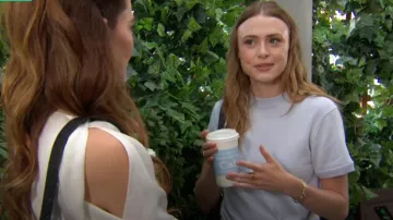 Pull portefeuille Simkhai Hudson porté par Claire Grace (Hayley Erin) comme on le voit dans Les Feux de l’Amour le 18 septembre 2024