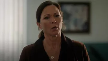Aretes Madewell Pave Circle usados por Margaret Reed (Kelli Williams) como se ve en Found (S02E01)