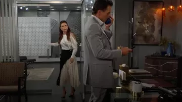 Karen Millen Falda midi plisada con detalle de hebilla a medida usada por Victoria Newman (Amelia Heinle) como se vio en The Young and the Restless el 18 de septiembre de 2024