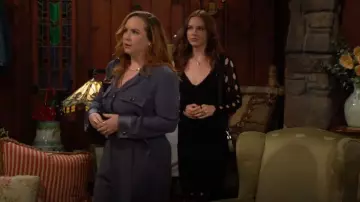 Mono de crepé de satén italiano St John usado por Mariah Copeland (Camryn Grimes) como se ve en The Young and the Restless el 19 de septiembre de 2024