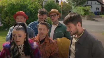 Chaqueta de chándal H&M DryMove™ Tennis usada por Vinnie (Joe Gilgun) como se ve en Brassic (S06E01)