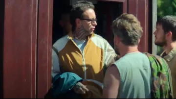 Veste technique Zara Color Block portée par Vinnie (Joe Gilgun) comme on le voit dans Brassic (S06E01)