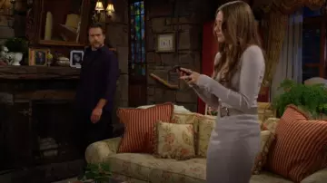 The Group by Babaton Henley Vestido de suéter usado por Faith Newman (Reylynn Caster) como se ve en The Young and the Restless el 24 de septiembre de 2024