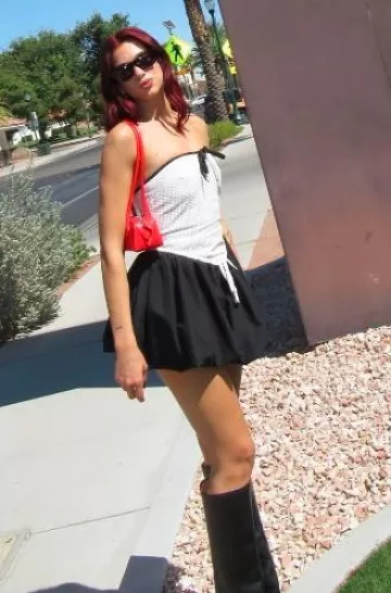 Alaïa Le Teckel bolso pequeño en rojo usado por Dua Lipa en su historia de Instagram el 24 de septiembre de 2024