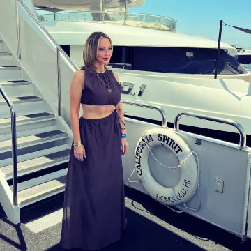 Tara Strong lleva un vestido largo marrón con cuello redondo en su cuenta de Instagram @tarastrong