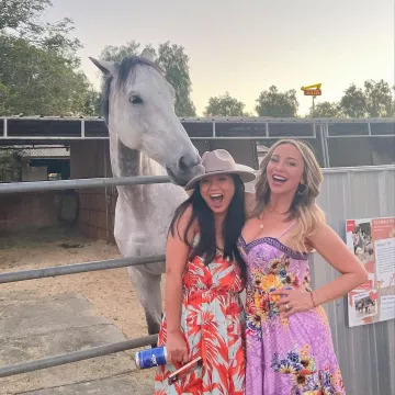 Tara Strong lleva un maxi vestido floral en rosa en su cuenta de Instagram @tarastrong