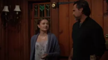 Cárdigan halógeno® de palangre delantero abierto usado por Faith Newman (Reylynn Caster) como se ve en The Young and the Restless el 2 de octubre de 2024