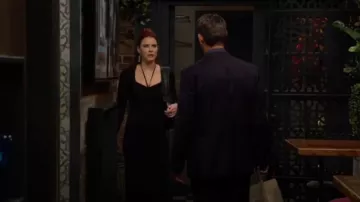 Robe Ba&sh Edora portée par Sally Spectra (Courtney Hope) telle qu’on la voit dans Les Feux de l’Amour le 4 octobre 2024