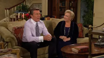 Pañuelo de terciopelo de los paparazzi usado por Traci Abbott (Beth Maitland) como se ve en The Young and the Restless el 8 de octubre de 2024