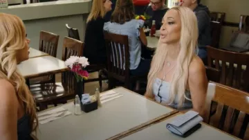 Fendi Roma Portefeuille à rabat continental en cuir de veau lisse bleu clair porté par Karen Huger comme on le voit dans Les vraies femmes au foyer du Potomac (S09E01)