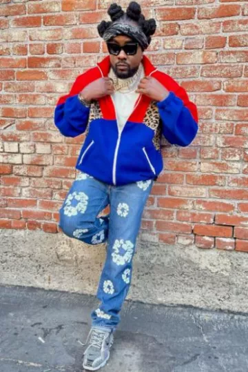 Chaqueta de forro polar con estampado rojo, azul y leopardo de Celine que usó Wale en la cuenta de Instagram @wale