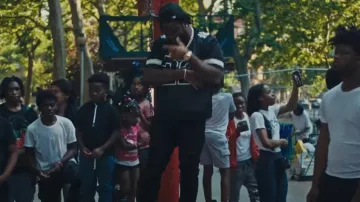 Amiri Black 22 Football Jersey T Shirt porté par Tee Grizzley dans Tee Grizzley - Blow for Blow (feat. J. Cole) [Vidéo officielle]
