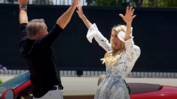 Zimmermann Natura Mini-robe en lin ceinturé floral en oiseaux bleus portée par Joan Vassos comme on le voit dans The Golden Bachelorette (S01E01)
