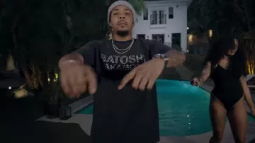 Satoshi Nakamoto Camiseta Negra con Logo con Tachuelas usada por G Herbo en DDG & G Herbo - Nosey [Video Oficial]