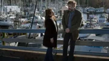 Teoría Trinchera de Oaklane en Faux Astrakhan Comprar: usada por Cassandra Lee (Kristin Kreuk) como se ve en Asesinato en una pequeña ciudad (S01E02)