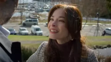 Ladibelle Medium Gold Pearl Geometric Hoop porté par Cassandra Lee (Kristin Kreuk) comme on le voit dans Meurtre dans une petite ville (S01E02)