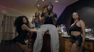 Pantalones cargo Balenciaga beige acampanados con cremallera y cremallera usados por DDG en DDG & G Herbo - Nosey [Video oficial]