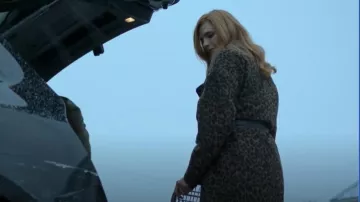 Guess Eco Patrizia Manteau ceinturé porté par Zoe Strachan (Stana Katic) comme on le voit dans Meurtre dans une petite ville (S01E03)