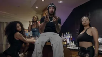 Gorro Balenciaga Black & White Wide Logo usado por DDG en DDG & G Herbo - Nosey [Video Oficial]
