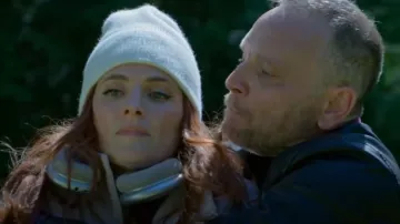 Apple AirPods Max portés par Zoe Strachan (Stana Katic) comme on le voit dans Meurtre dans une petite ville (S01E03)