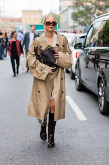 Tod's Di Bag Swing en cuero mediano usado por Leonie Hanne en el desfile de Tod's el 20 de septiembre de 2024