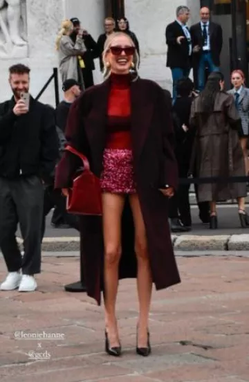 Col roulé en tricot Gcds Medusa porté par Leonie Hanne au salon Gcds le 20 septembre 2024