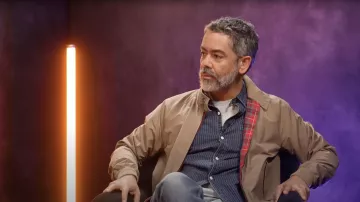 La chemise bleu foncé portée par Manu Payet dans la vidéo YouTube FOU RIRE AVEC MANU PAYET AUTOUR DE SES ANECDOTES LES PLUS FOLLES (spermogramme, Jennifer Lopez)