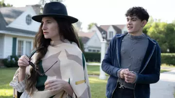 Tenues de la série télévisée Agatha All Along : Un adolescent (Joe Locke) porte un pull usé dans l’épisode 2 de la saison 1