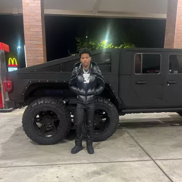 Plumífero Moncler x Batman Black Solander usado por Nardo Wick en la cuenta de Instagram @nardowick