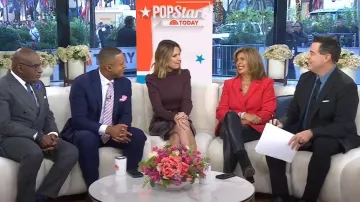Veronica Beard Cedar Puff Sleeve Turtle Neck Rib Top porté par Savannah Guthrie comme on le voit dans Today le 8 octobre 2024