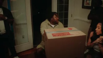 Pantalón corto Nike Neutral Khaki Fleece usado por Tee Grizzley en Tee Grizzley - Robbery 8 [Video Oficial]