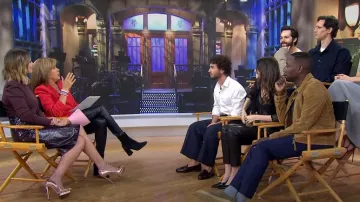 Veronica Beard Holmes Vegan Leather Pencil Skirt en Plum portée par Savannah Guthrie comme on le voit dans Today le 8 octobre 2024
