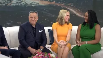Minivestido de punto rosa sin fin en naranja usado por Andrea Canning como se ve en Today el 8 de octubre de 2024