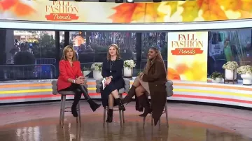Botas Larroude Kate en marrón usadas por Lindsay Peoples como se ve en Today with Hoda & Jenna el 8 de octubre de 2024