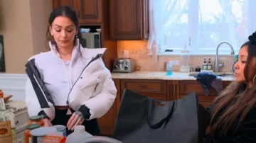 Moose Knuckles Gataga Hooded Down Puffer Coat usado por Jenni Farley como se ve en Jersey Shore: Vacaciones Familiares (T07E19)