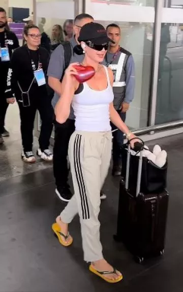 Balenciaga Bel Air Medium Carry All Bag worn by Katy Perry in Brazil on September 17, 2024