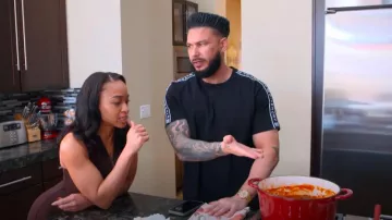 Camiseta con manga tapada de Givenchy usada por DJ Pauly D como se ve en Jersey Shore: Family Vacation (T07E19)