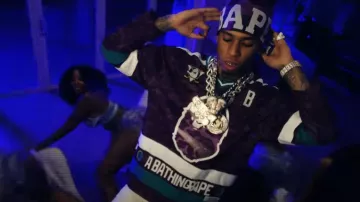 Bape x Mitchell & Ness Anaheim Ducks Purple Camo Jersey porté par NLE Choppa dans NLE Choppa - Gang Baby (Clip officiel)